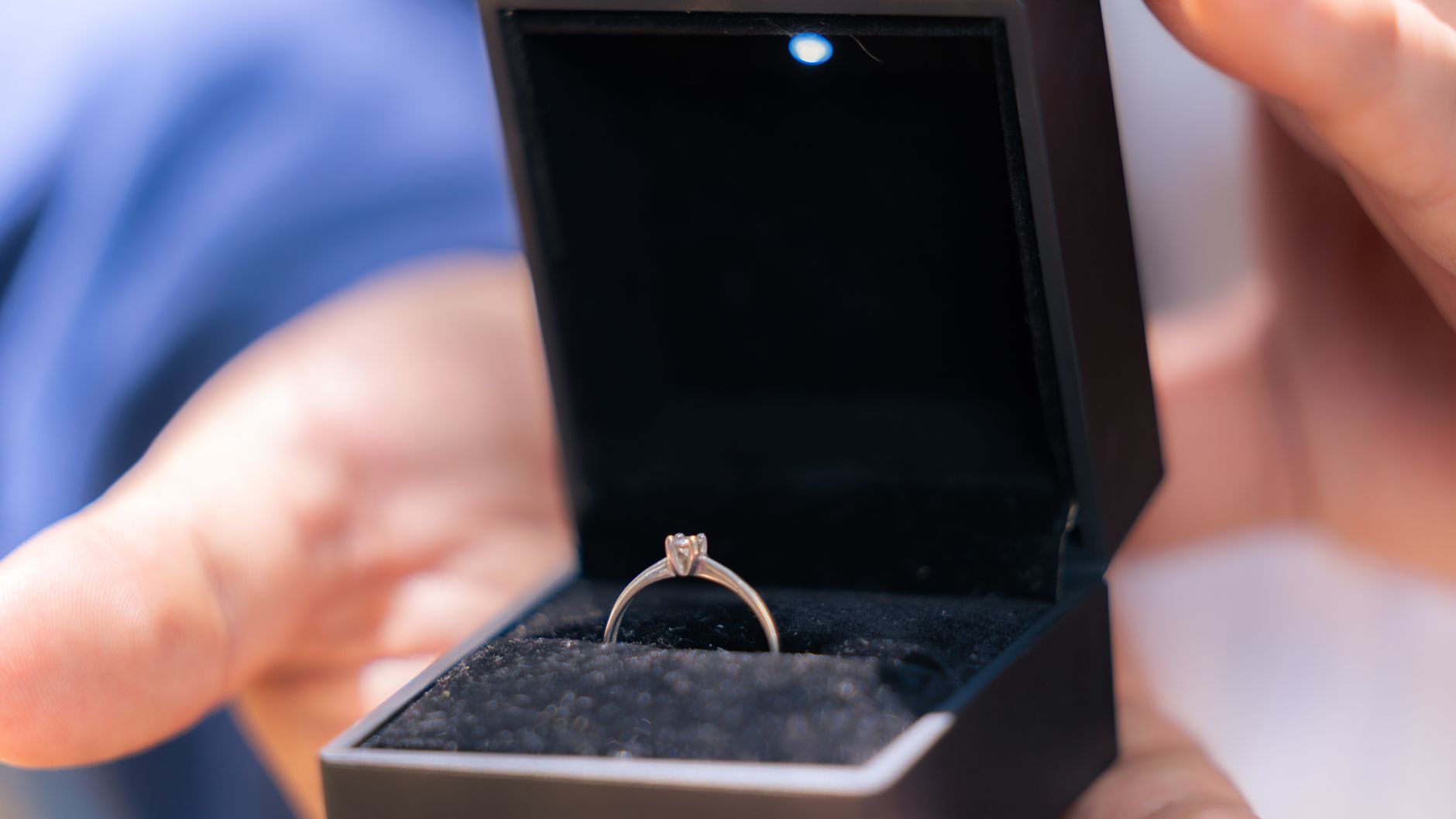 Bague de promesse présentée dans son écrin