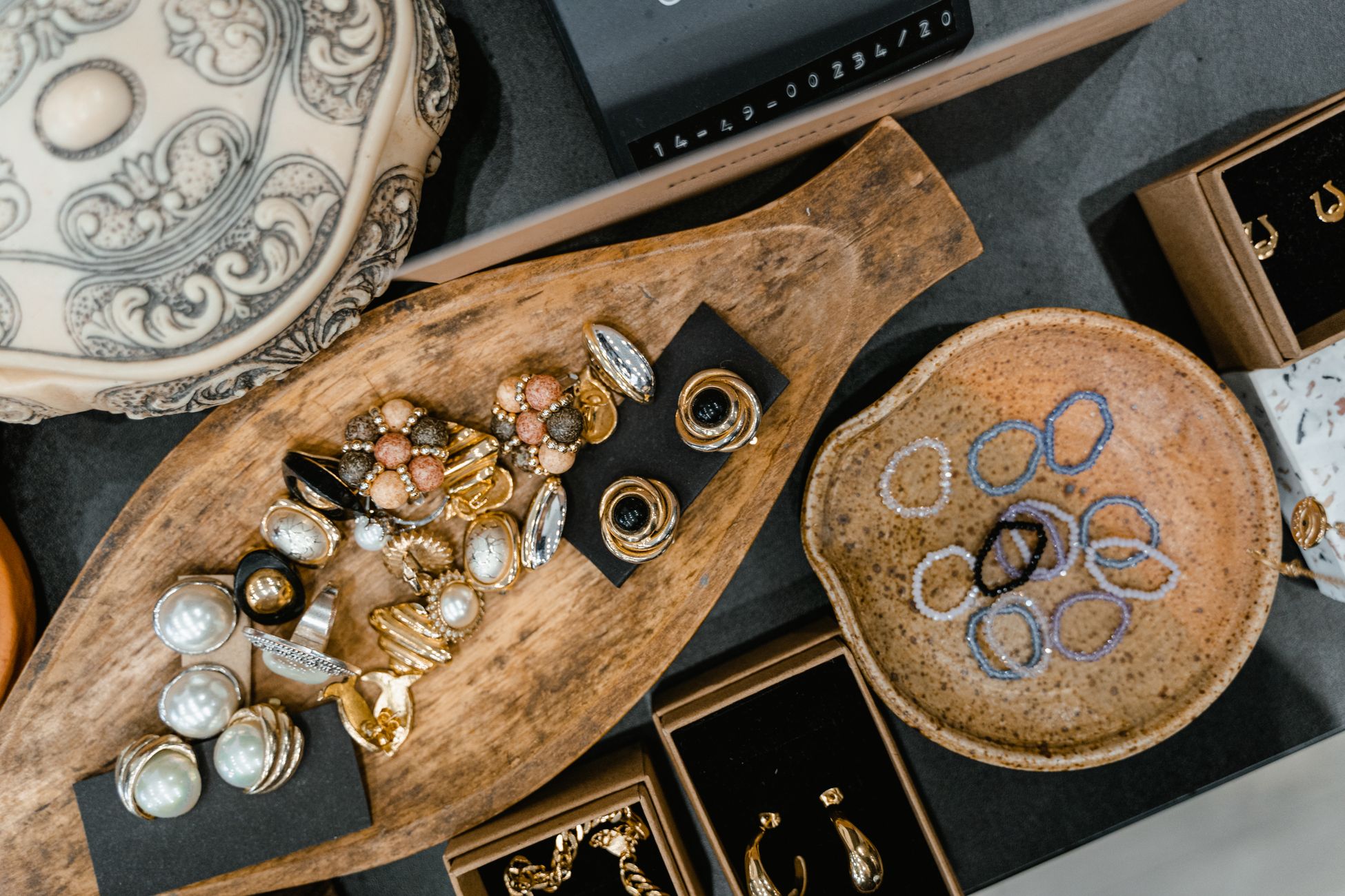Pierres précieuses et bijoux sur un plateau
