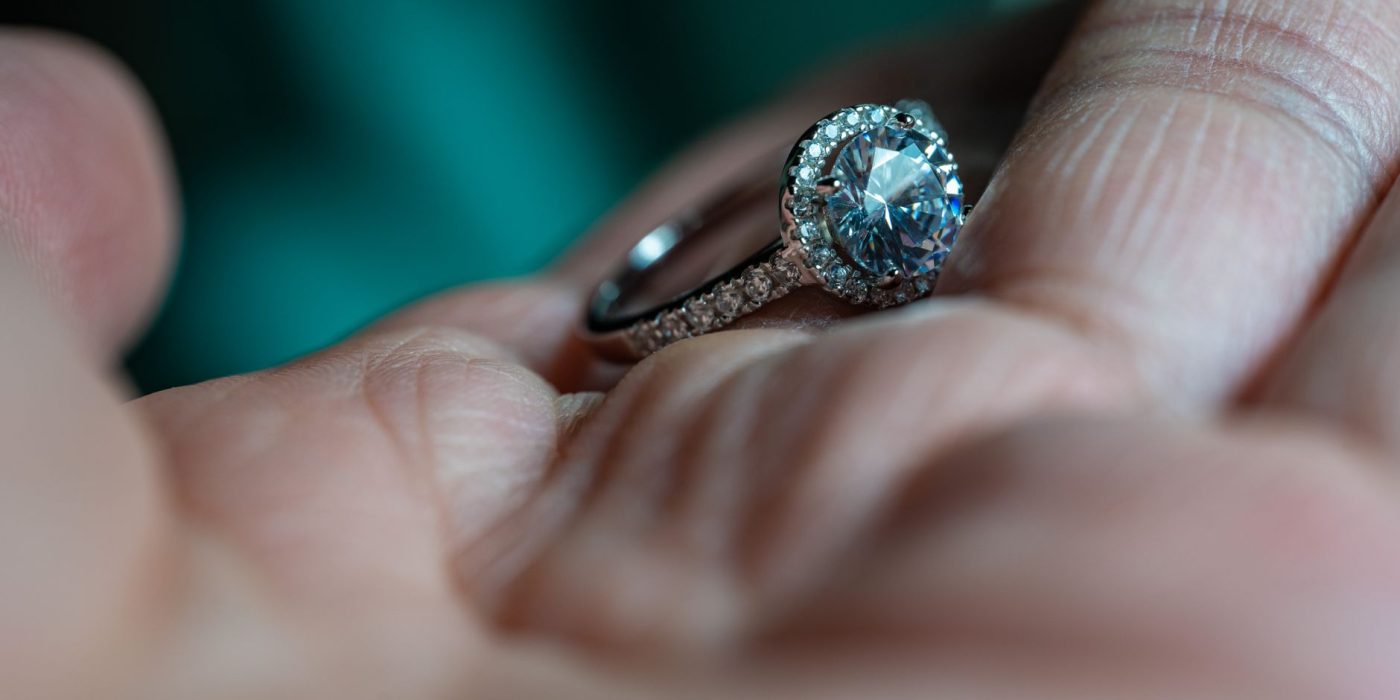 Platine ou or blanc : quel métal choisir pour ta bague ?