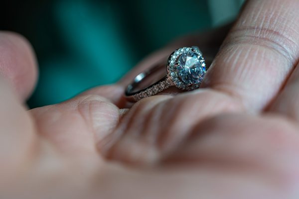 Platine ou or blanc : quel métal choisir pour ta bague ?