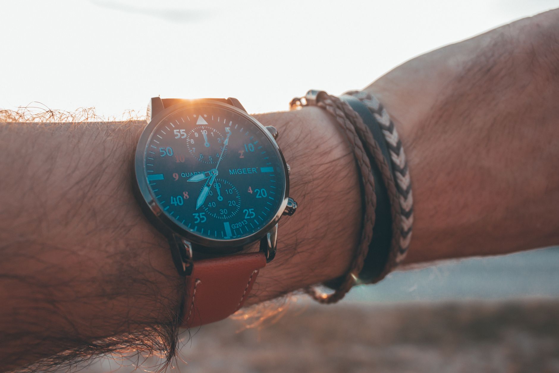 Poignet avec montre et bracelets superposés