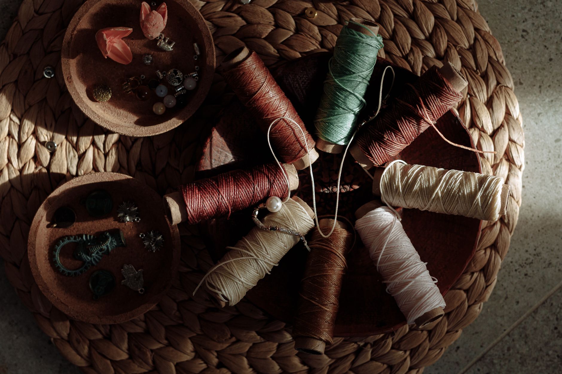 Fils et fournitures textiles colorés pour la fabrication de bijoux