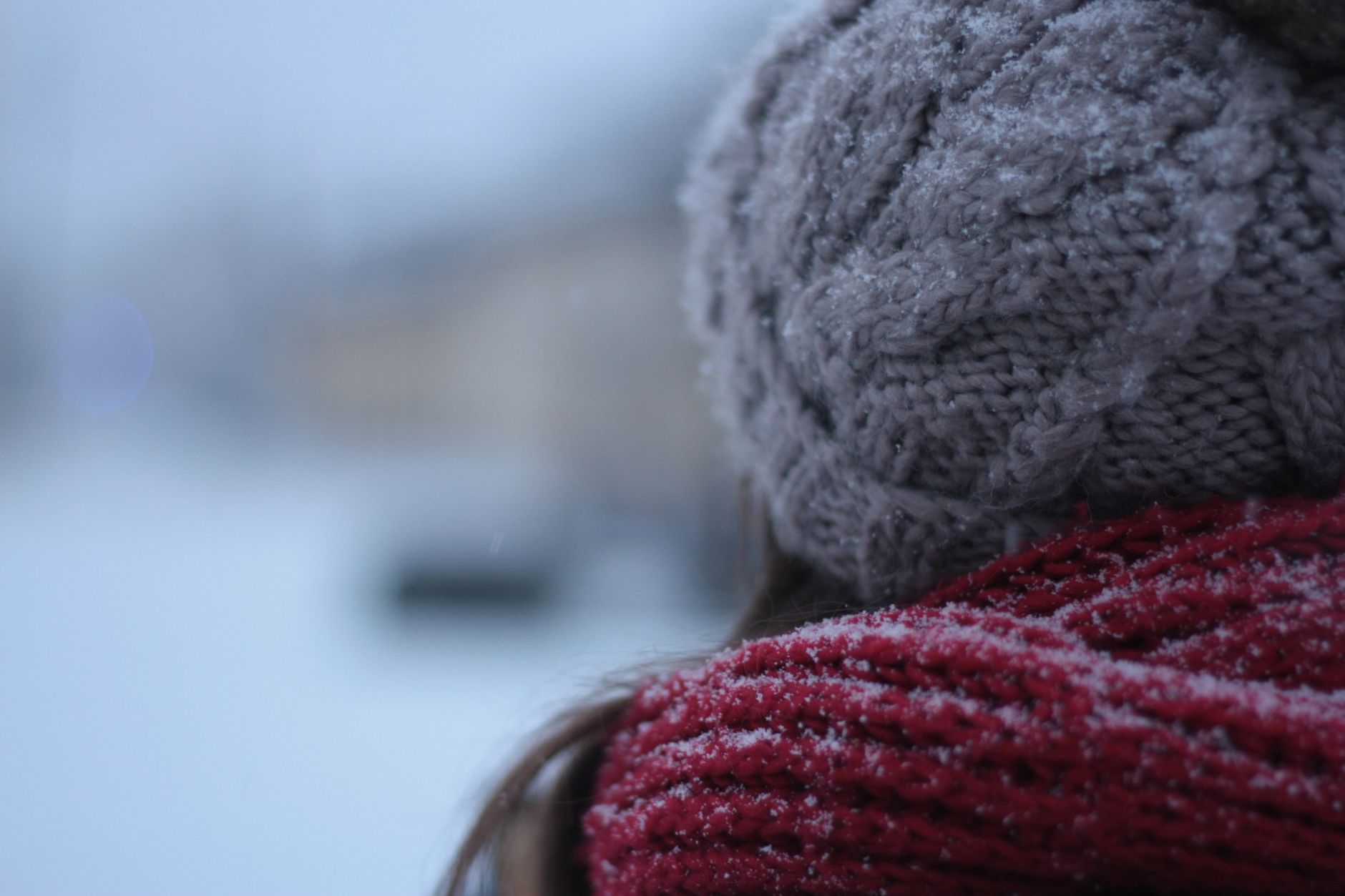 Gros plan sur le tricot d'un bonnet et d'une écharpe en laine