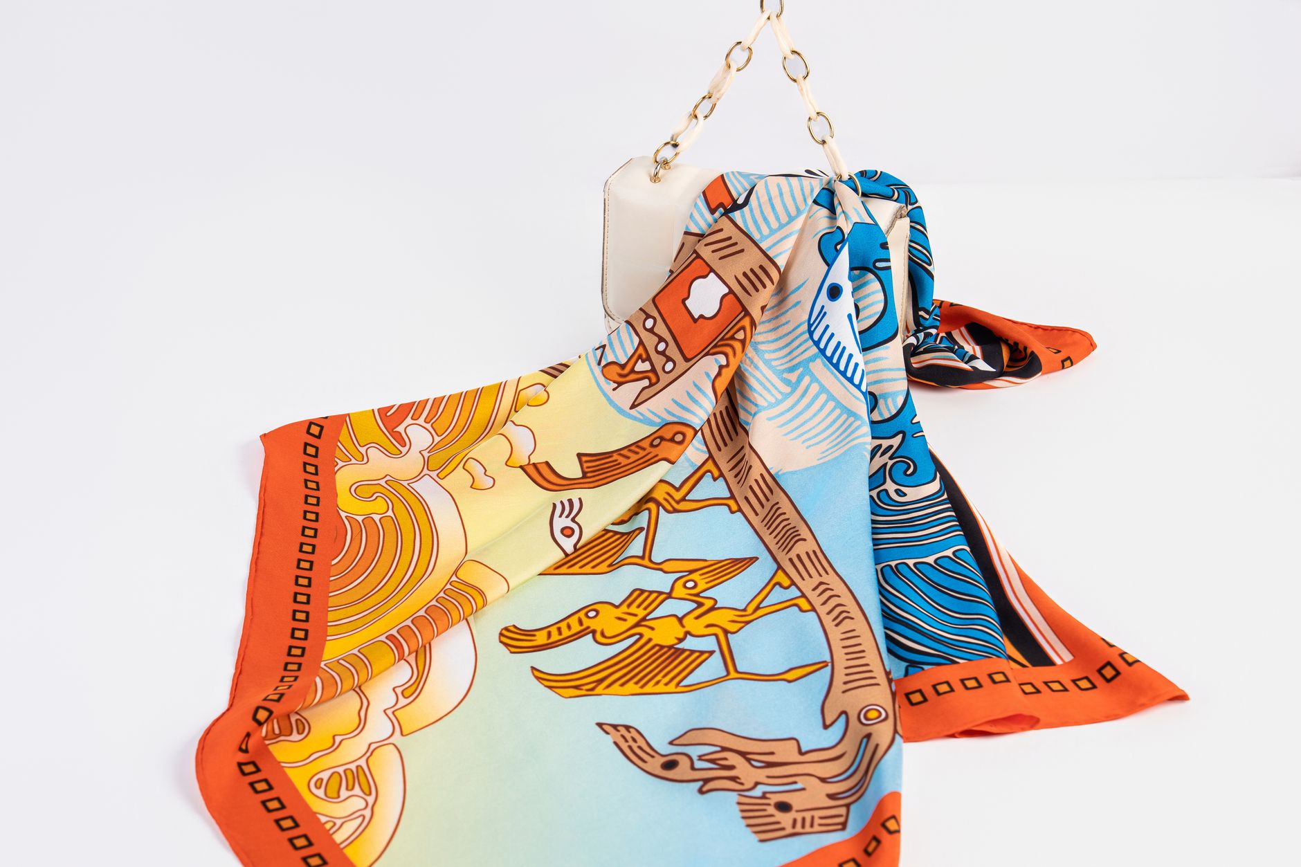 Foulard imprimé posé sur un sac à main