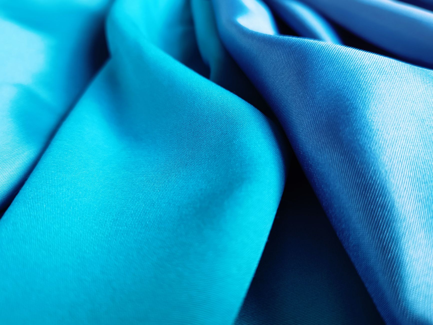 Soie bleue aux plis nets, comparable au tombé de la viscose