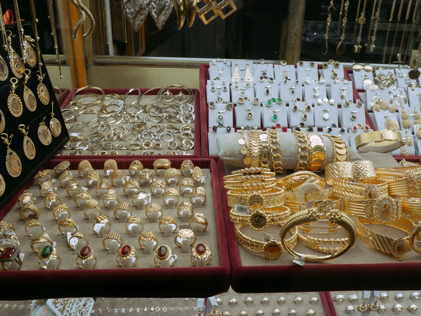 Vitrine de bijoux en or et argent