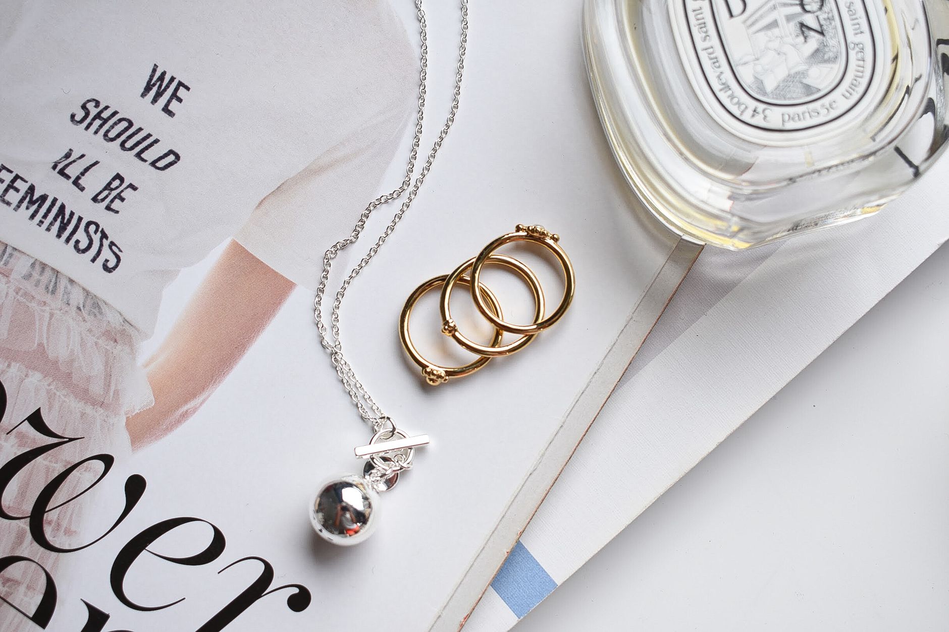 Accessoires et bijoux disposés en vue de dessus