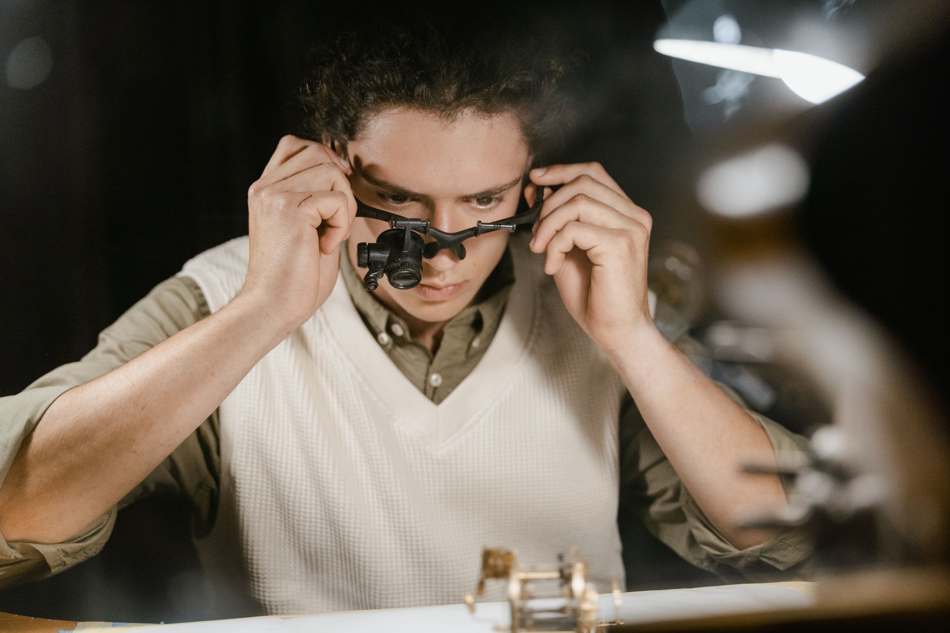 Artisan au travail avec une loupe dans un atelier