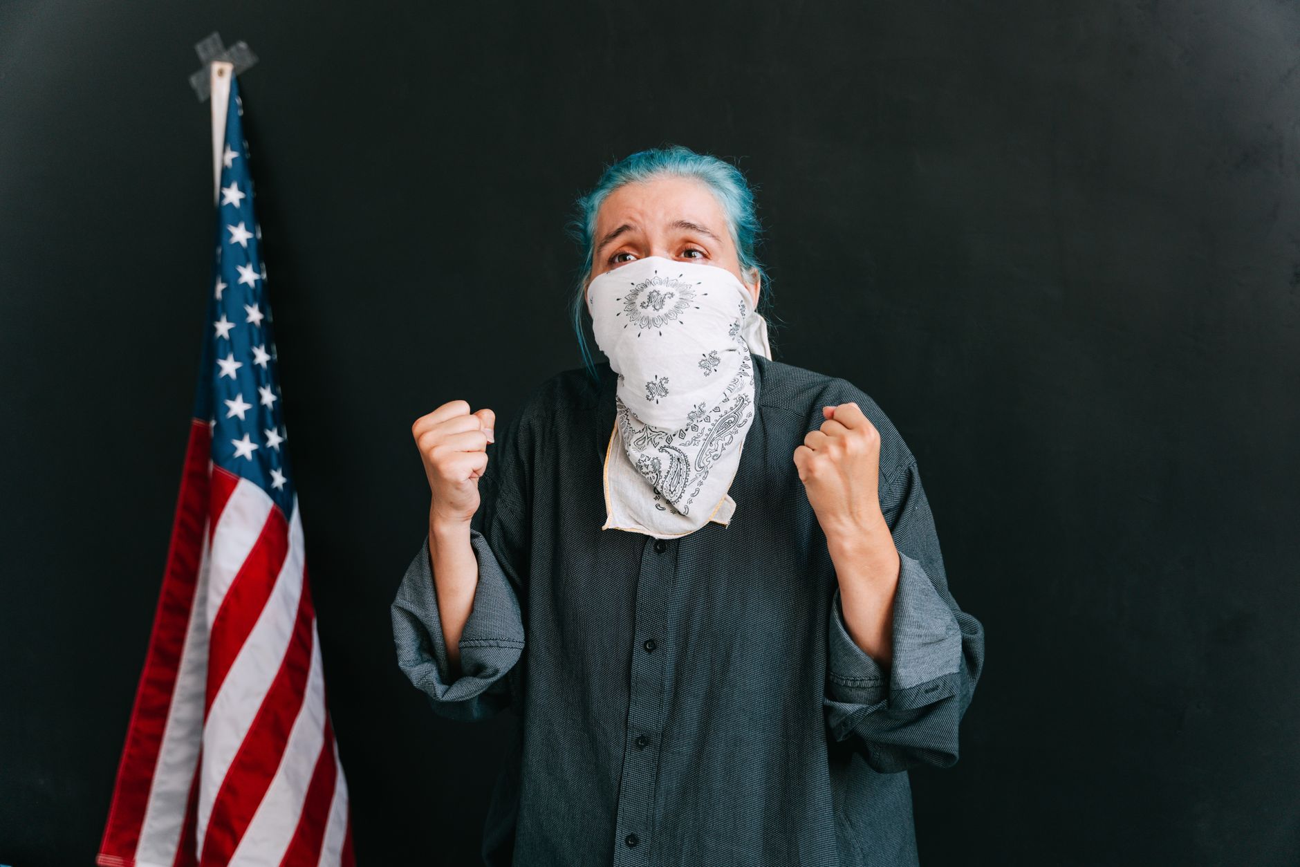 Bandana blanc à motif cachemire noué devant le visage