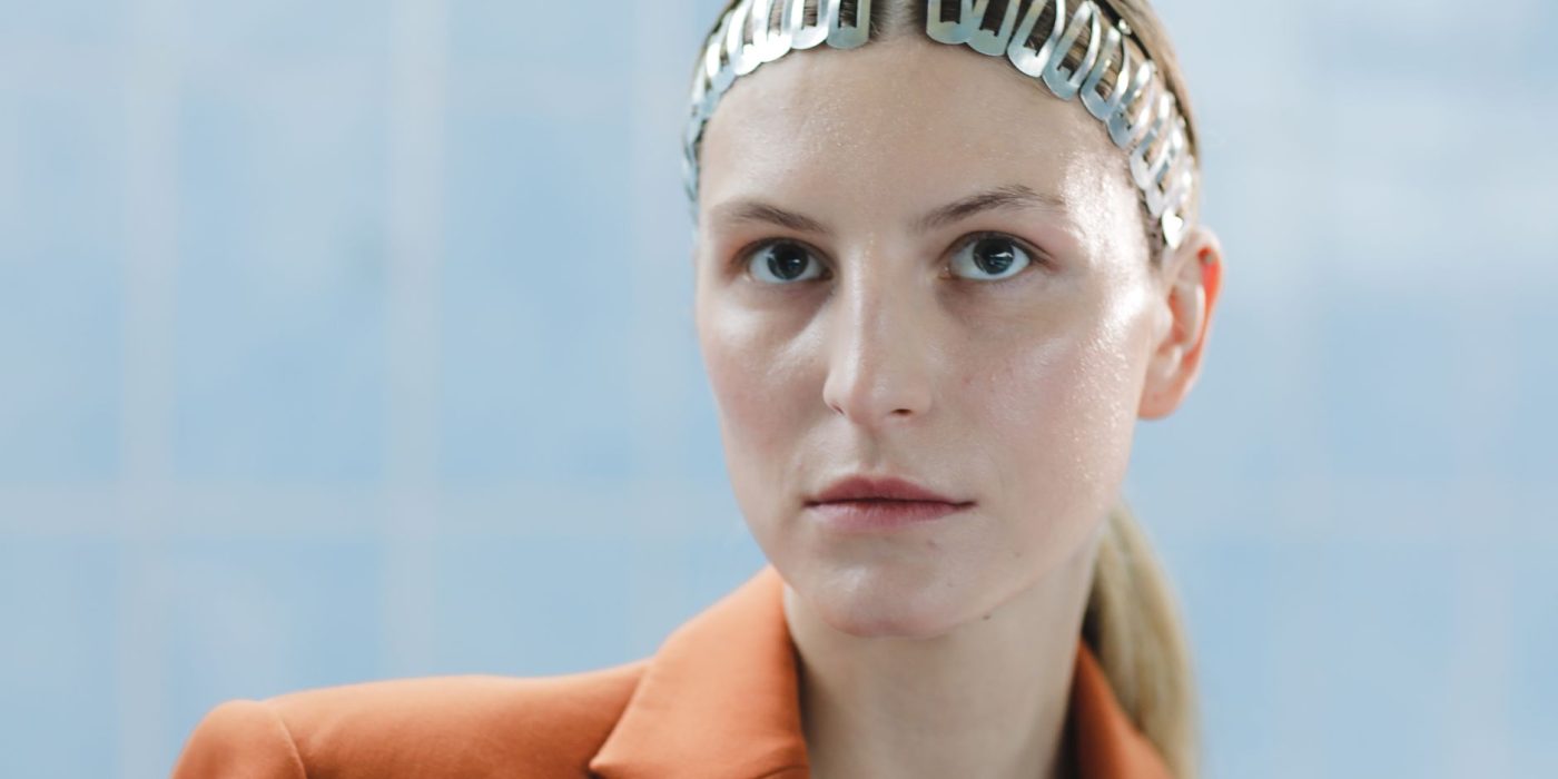 Comment mettre un foulard dans les cheveux sans qu&rsquo;il glisse ?