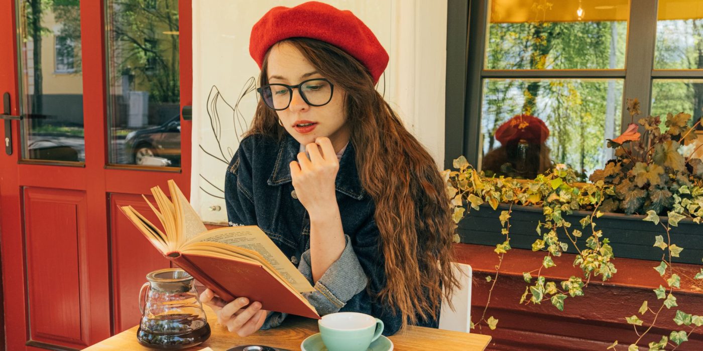Mets ton béret femme droit, à 2 cm des sourcils