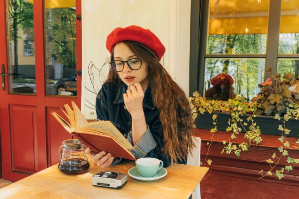 Mets ton béret femme droit, à 2 cm des sourcils
