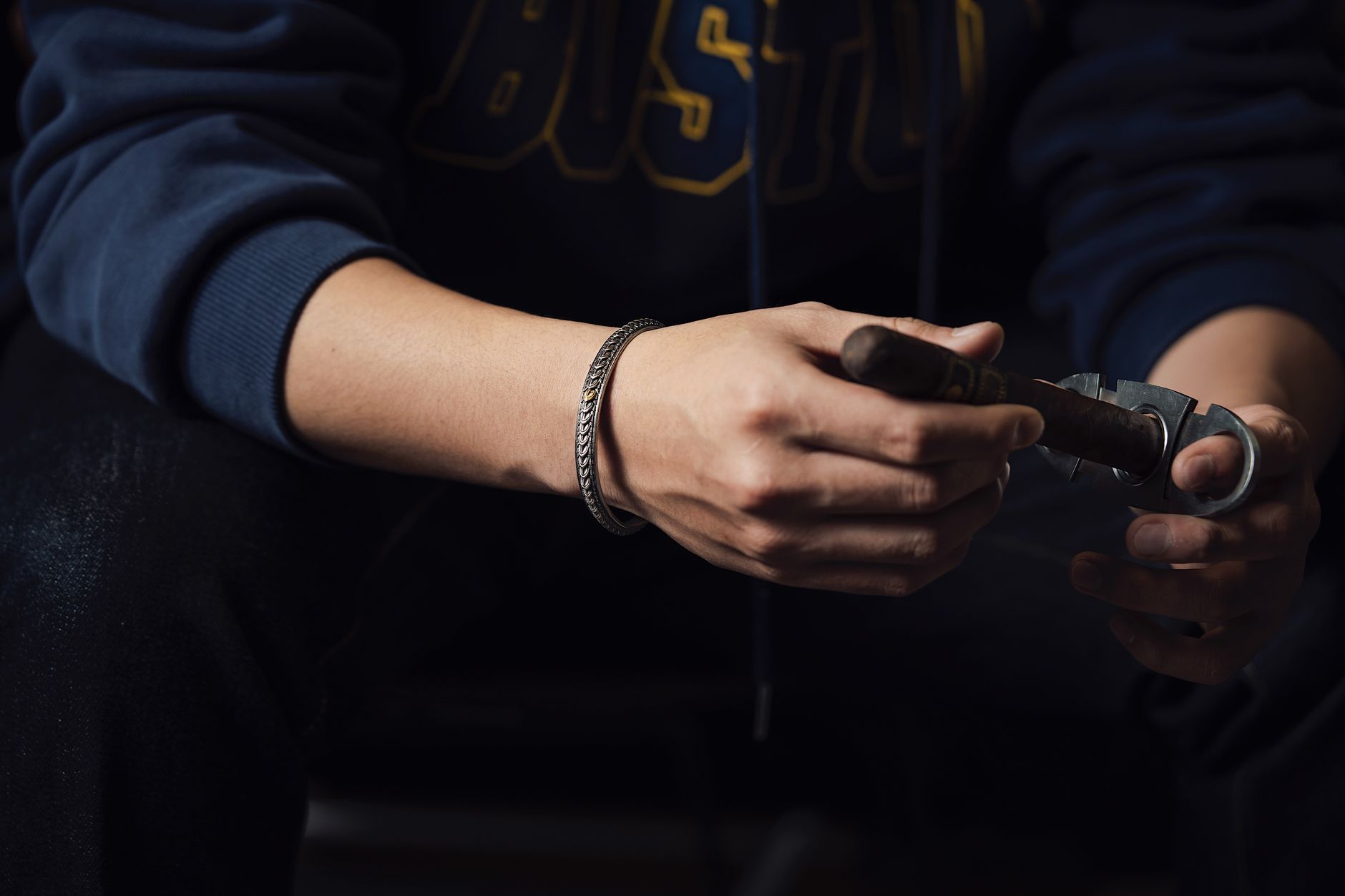 Mains portant un bracelet en argent