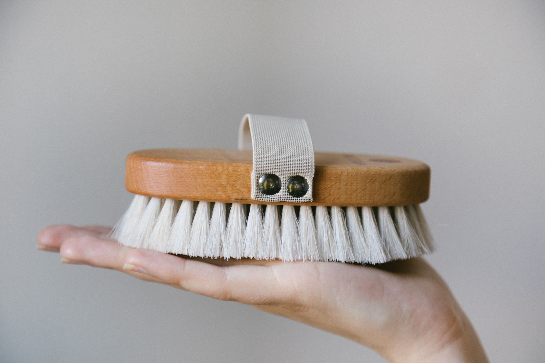 Brosse en bois à poils tenue dans la main