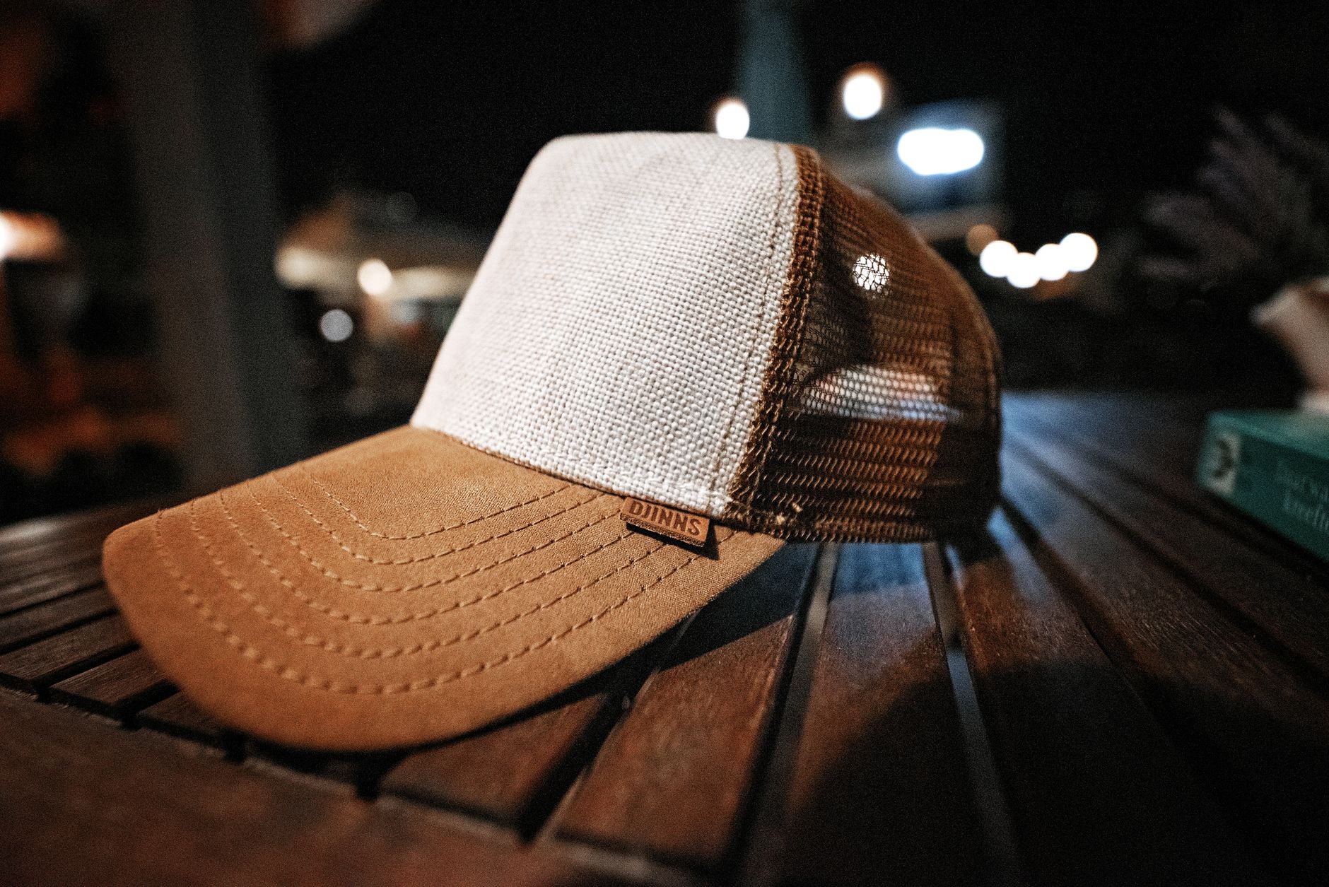 Casquette trucker en filet posée sur une table