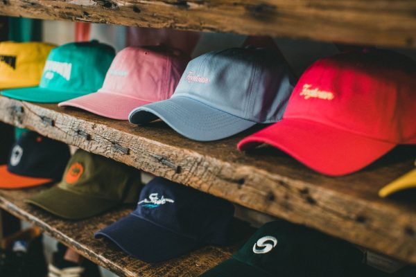 Lave ta casquette sans la déformer ni la décolorer