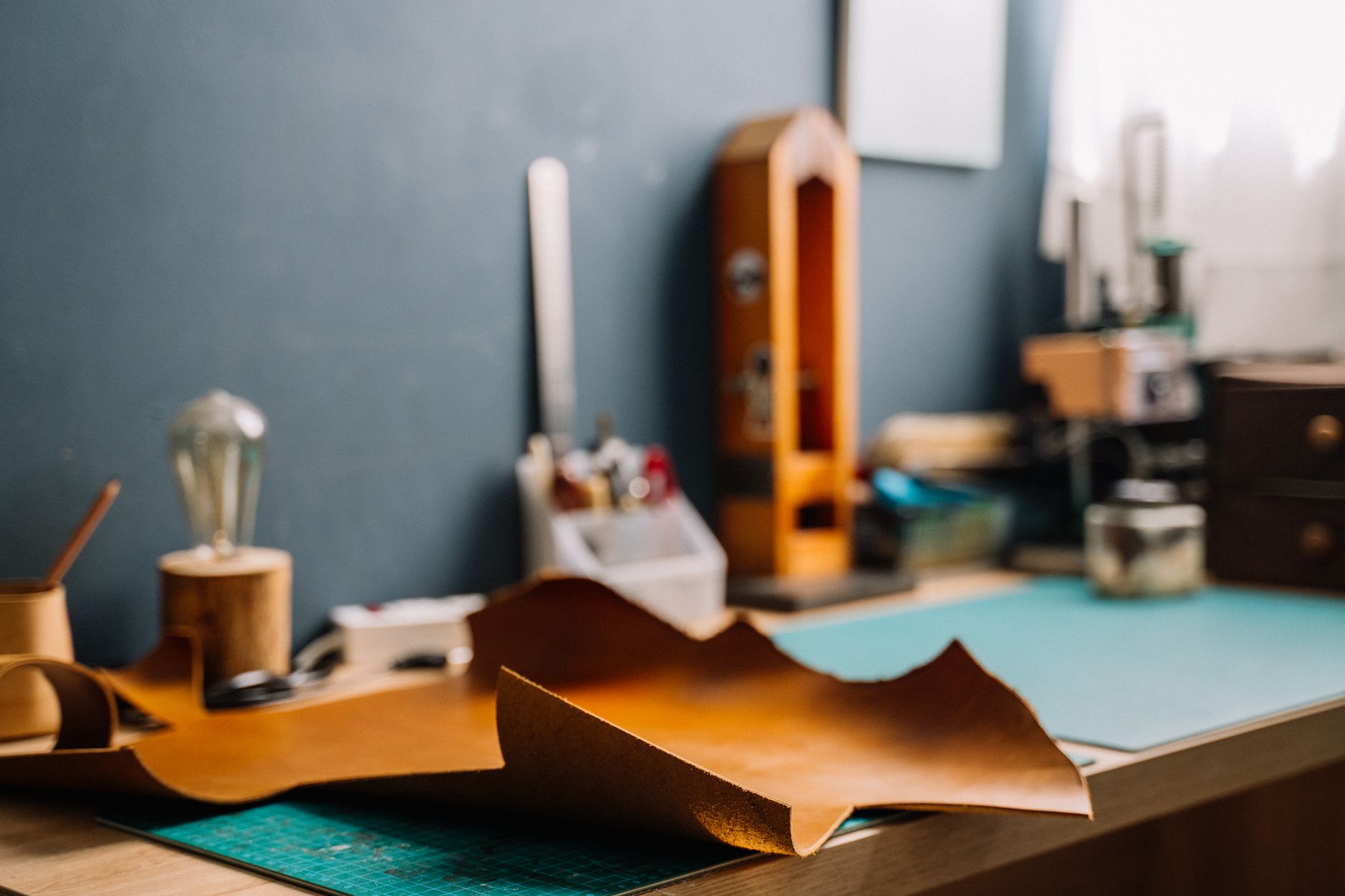 Plan de travail avec feuilles de cuir et outils