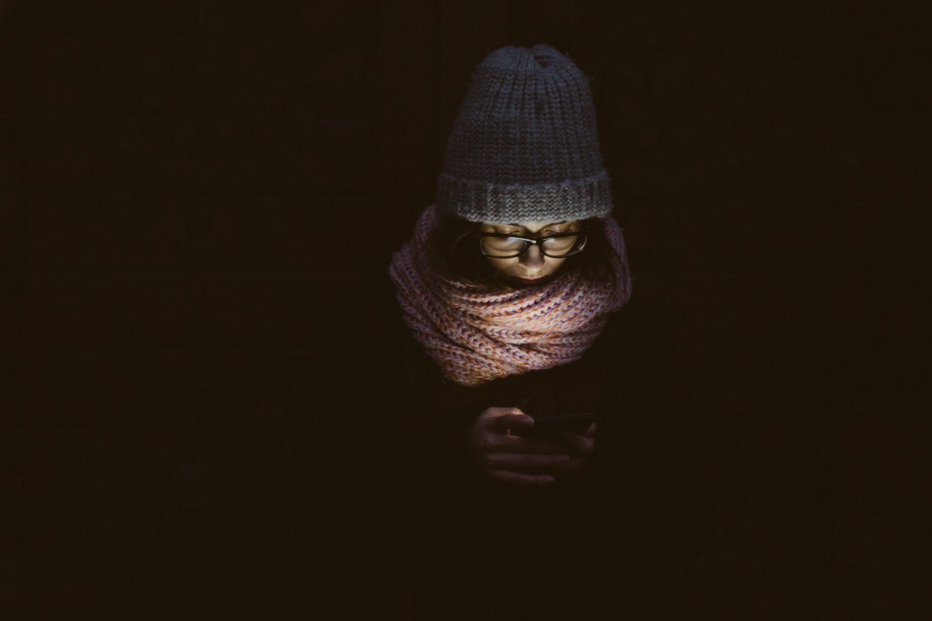 Femme en bonnet et écharpe dans la lumière du soir