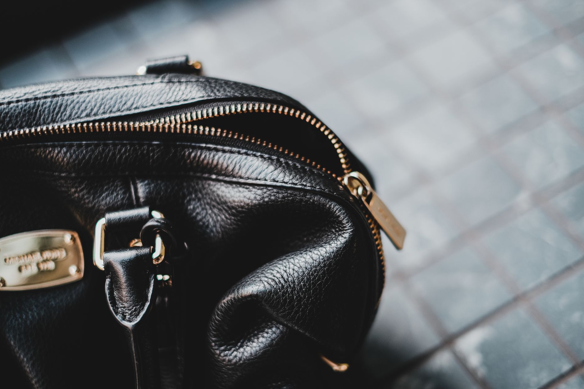 Fermeture éclair d’un sac en cuir noir