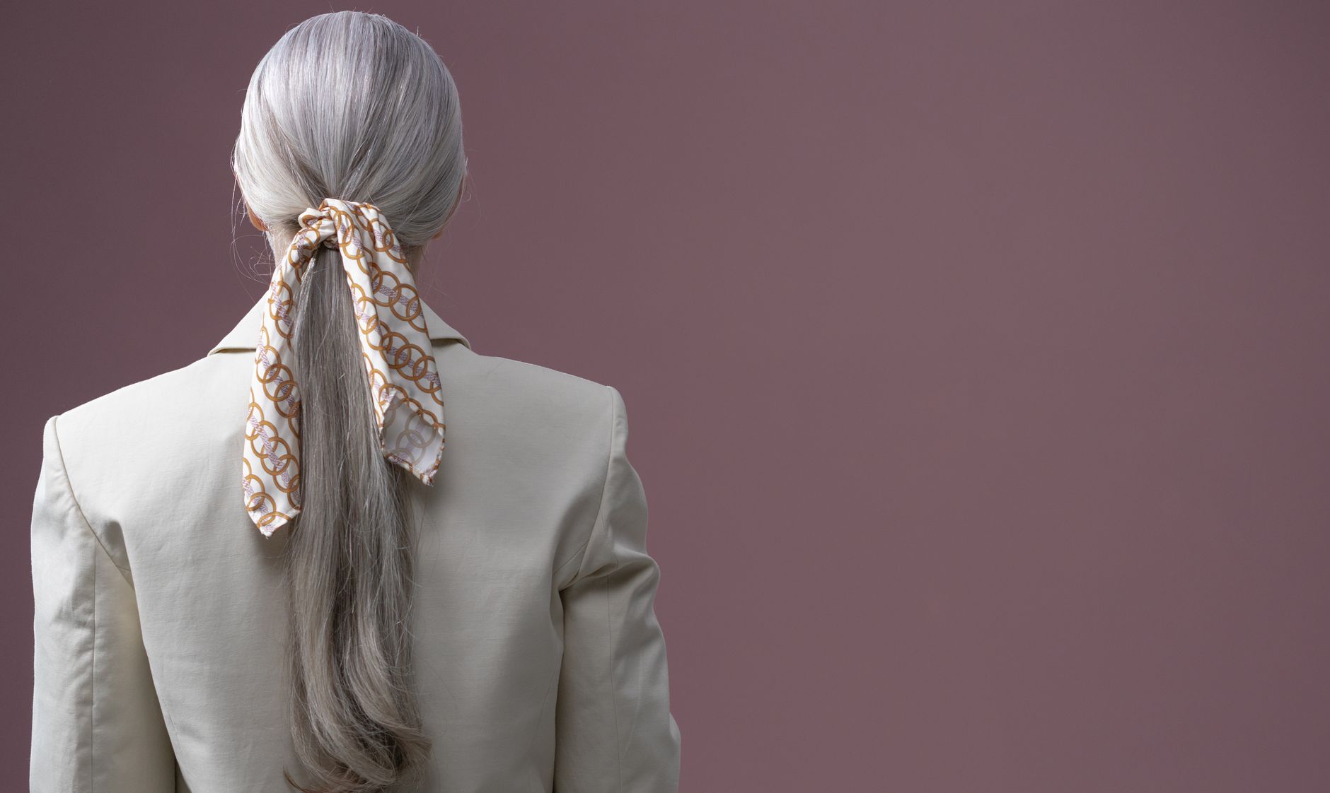 Femme de dos, cheveux attachés par un foulard décoratif