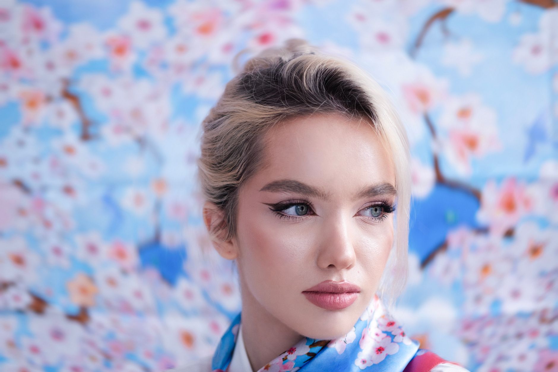 Portrait d’une femme avec un foulard en soie fleuri