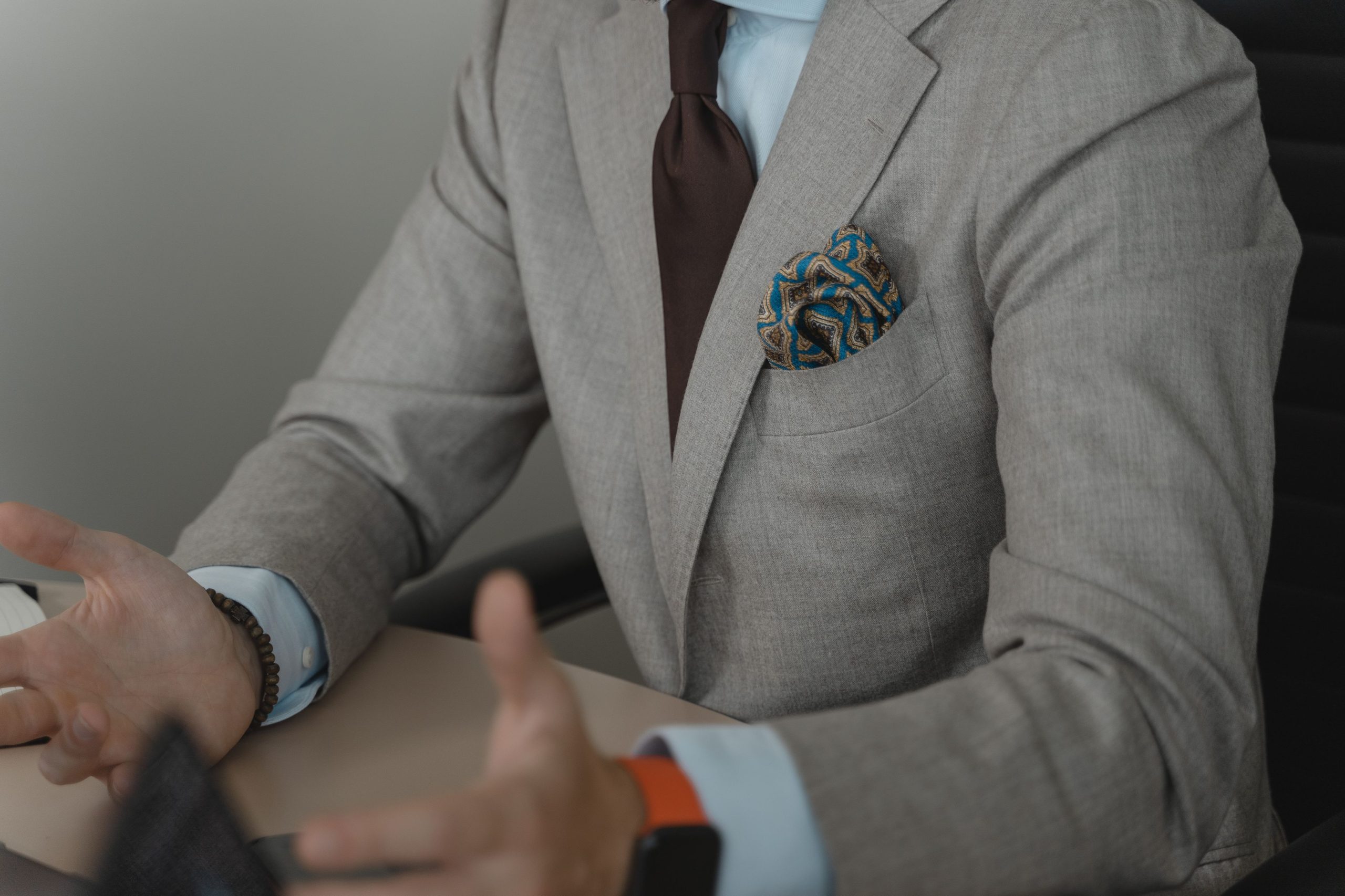 Homme en costume élégant lors d’une réunion