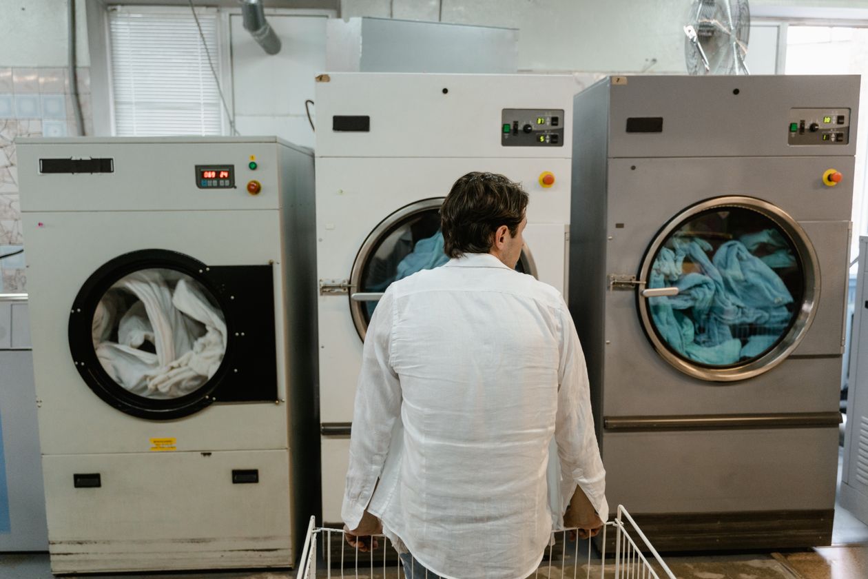 Lave-linge en libre-service dans une laverie