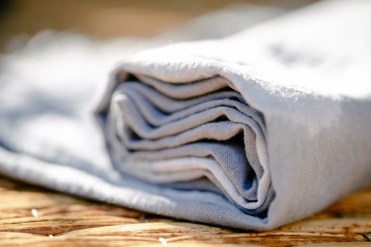 Rouleau de lin naturel posé sur de l’osier