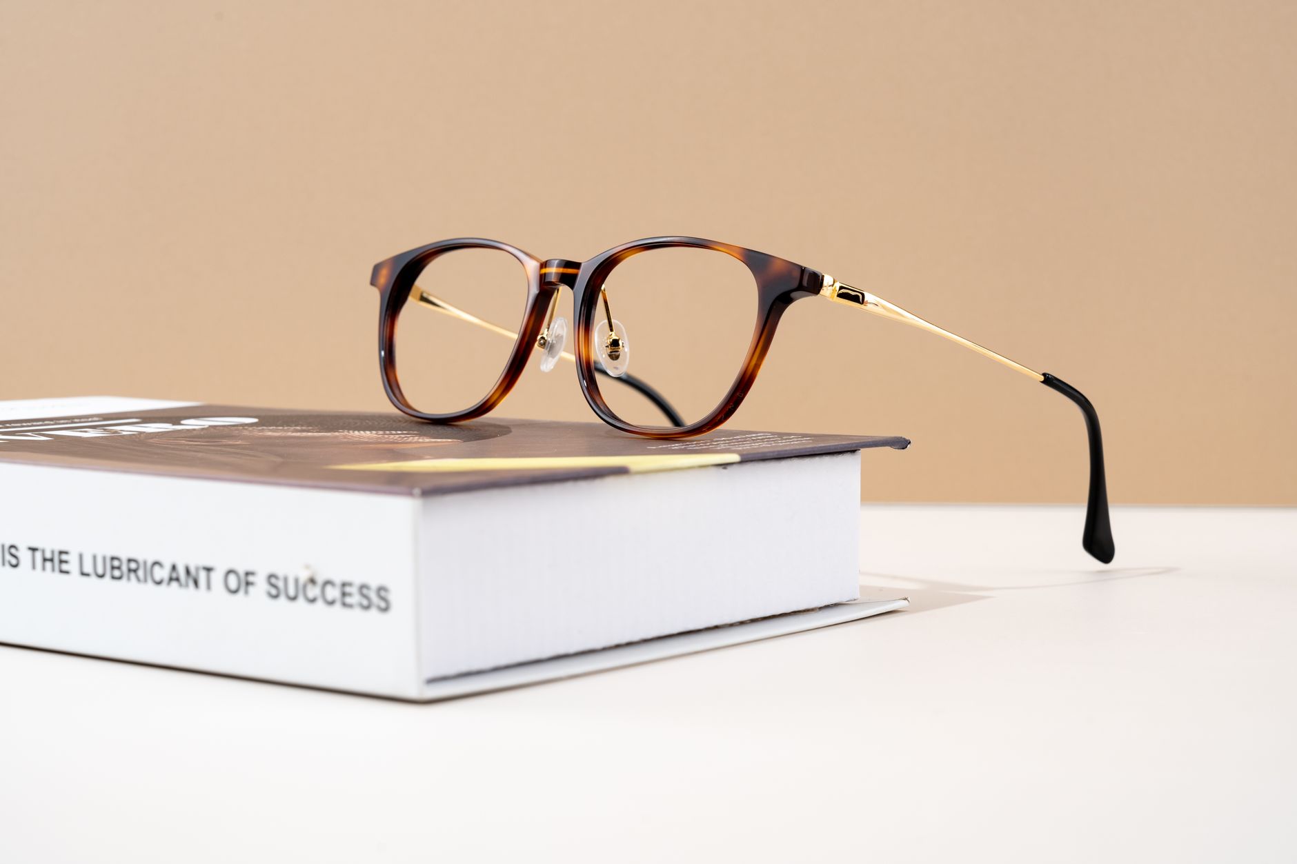 Lunettes en écaille posées sur un livre