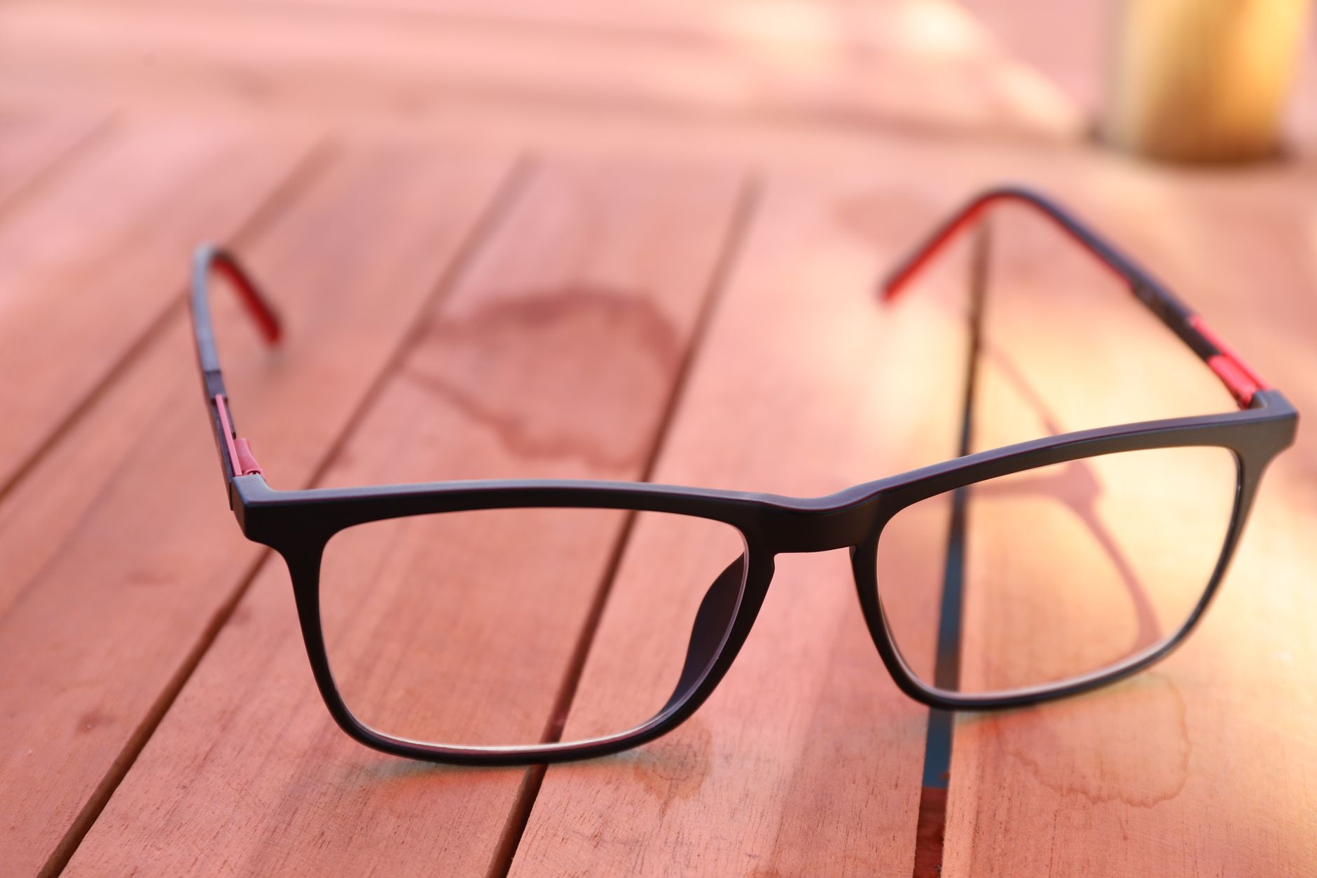 Monture noire sur une table en bois