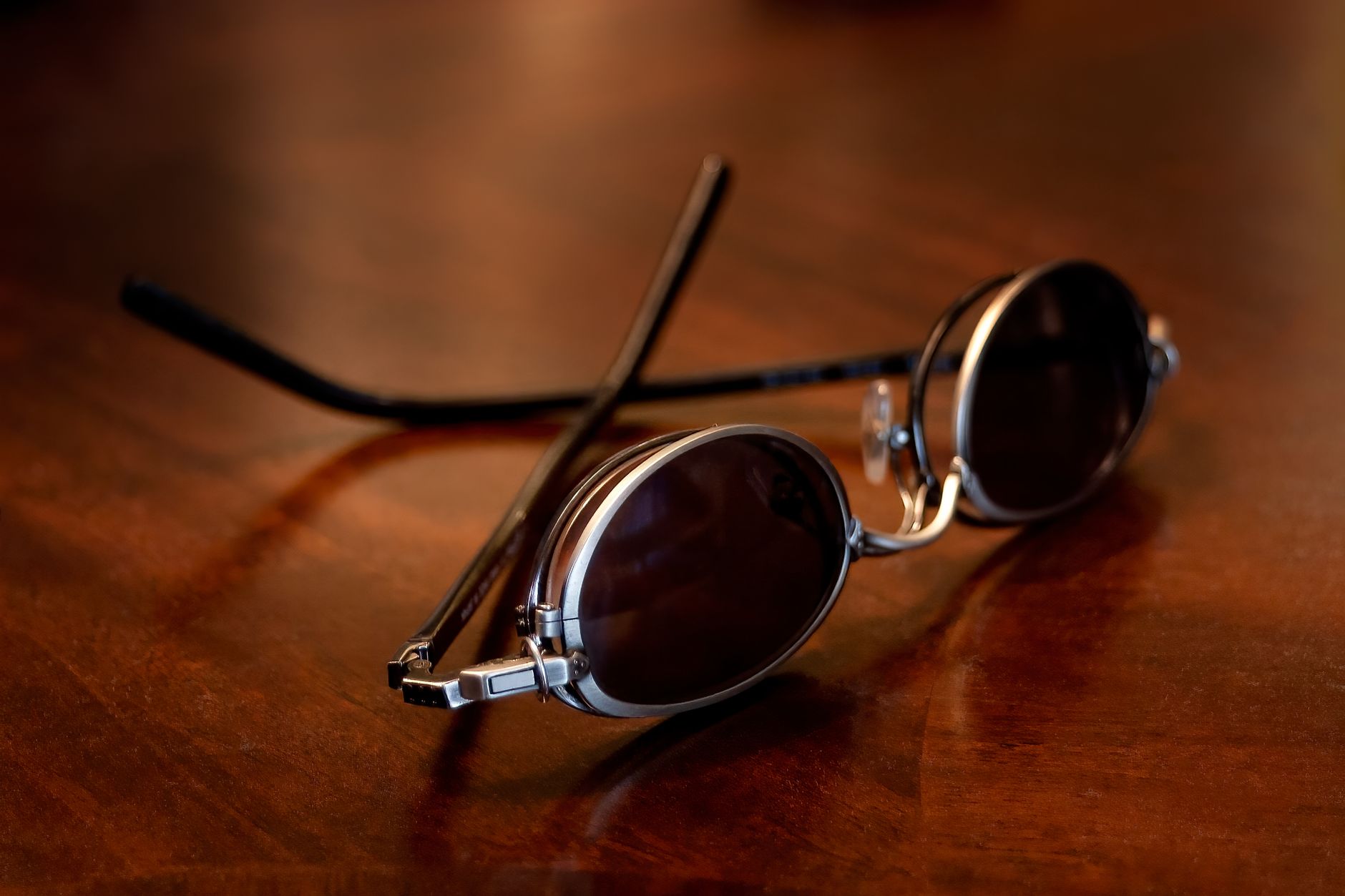 Lunettes rondes sur une surface en bois polie