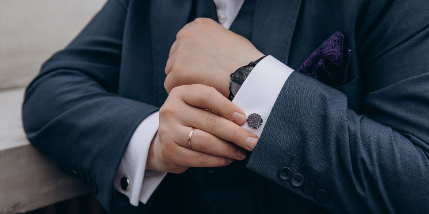 Mets ta pochette de costume avec le bon pli, du premier coup
