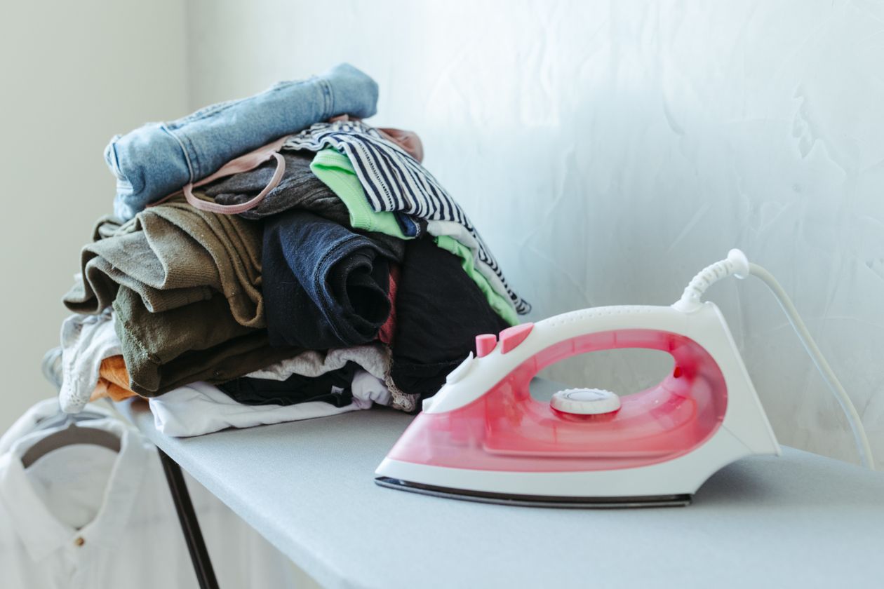 Pile de linge prête à repasser près d’un fer