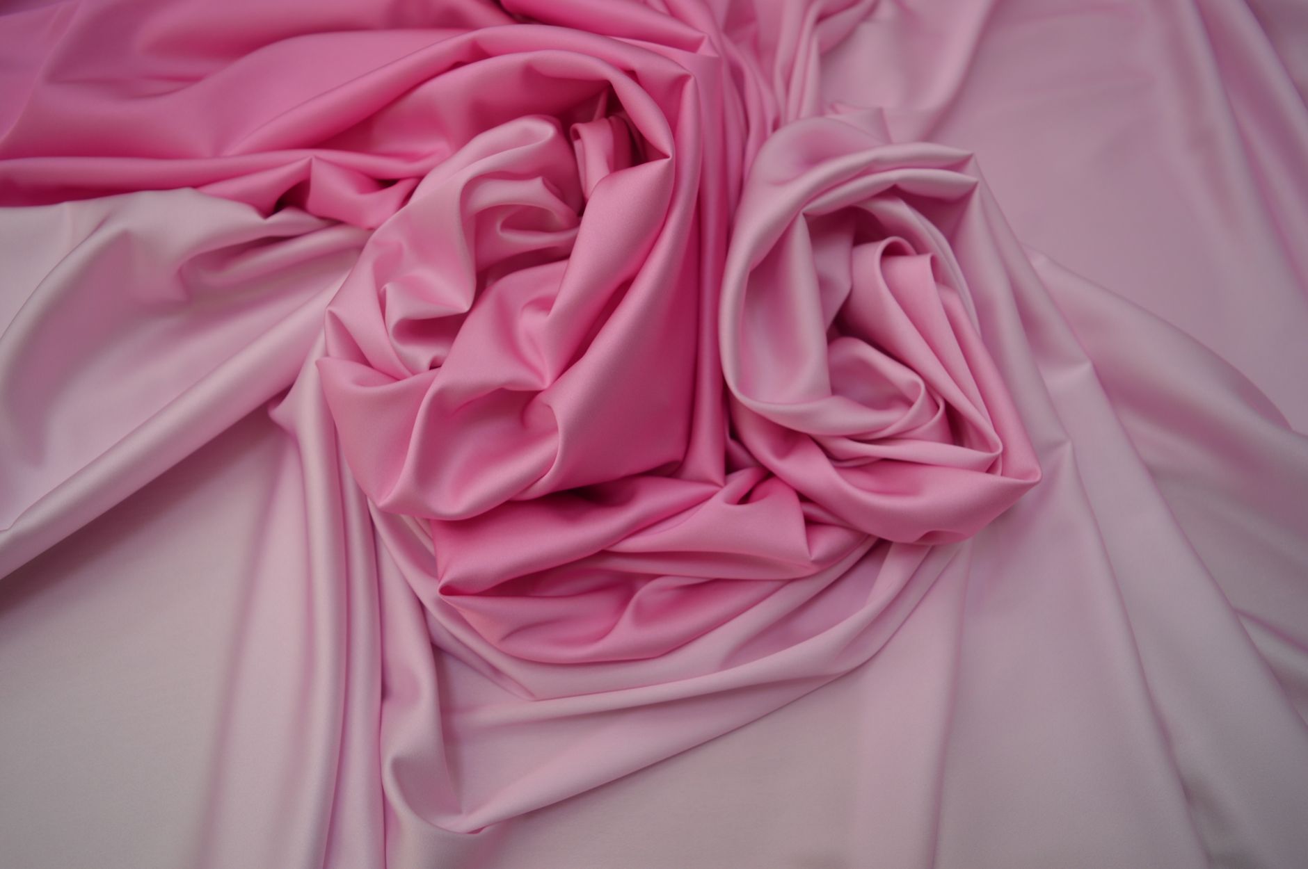 Satin rose aux plis souples et au reflet doux