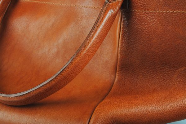 Simili cuir qui s’effrite : peut-on vraiment le réparer ?