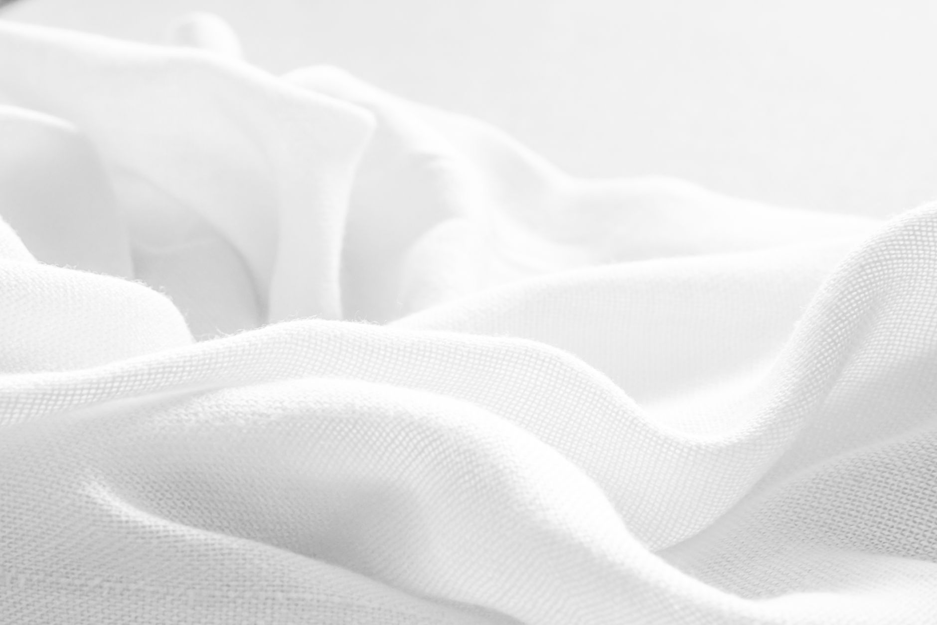 Tissu blanc aux plis souples