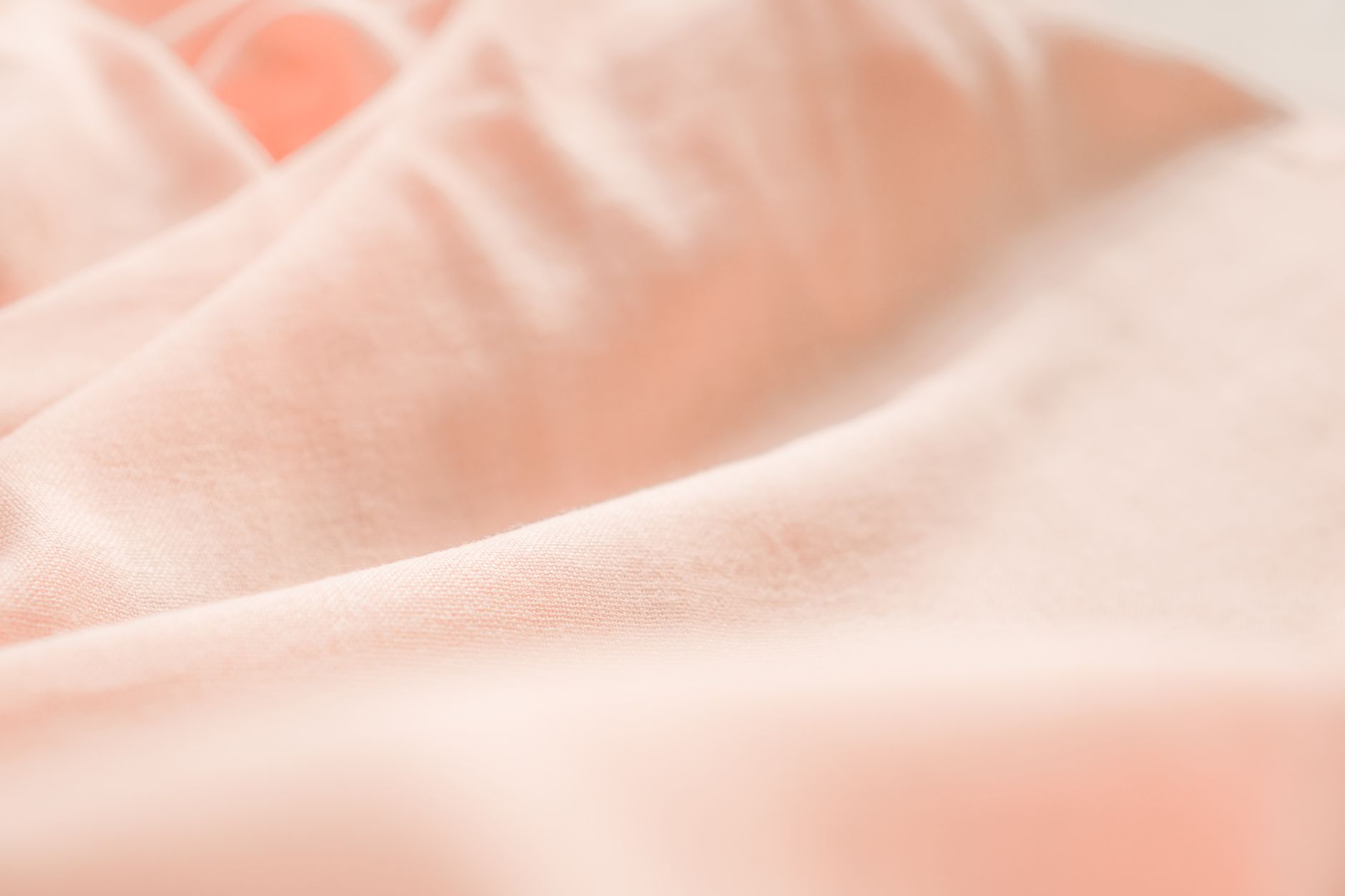 Tissu rose pastel au grain fin et régulier